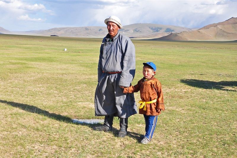Homme nomade et son petit-fils - Mongolie