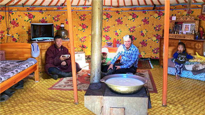 Nomades dans leur yourte - Mongolie