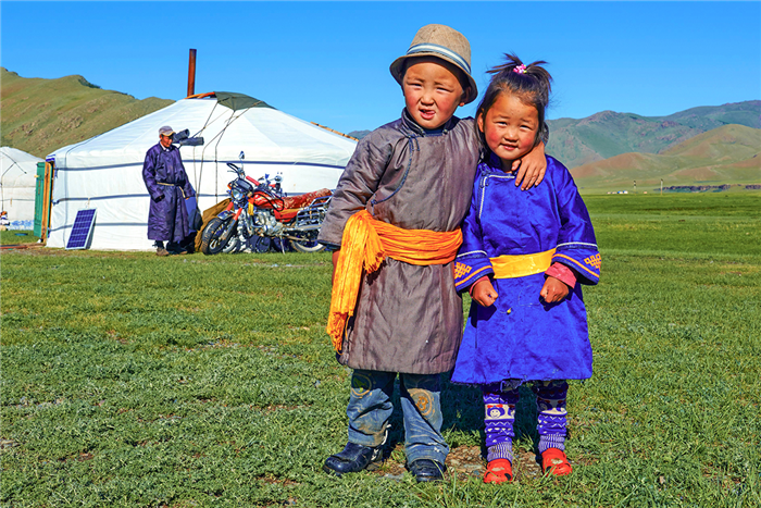 Enfants devant une yourte - Mongolie