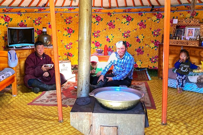 Nomades dans leur yourte - Mongolie