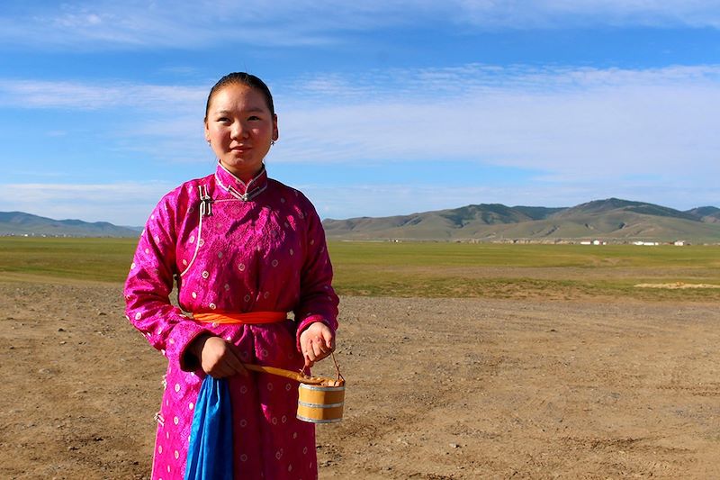 Nomade en costume traditionnelle dans la steppe - Mongolie