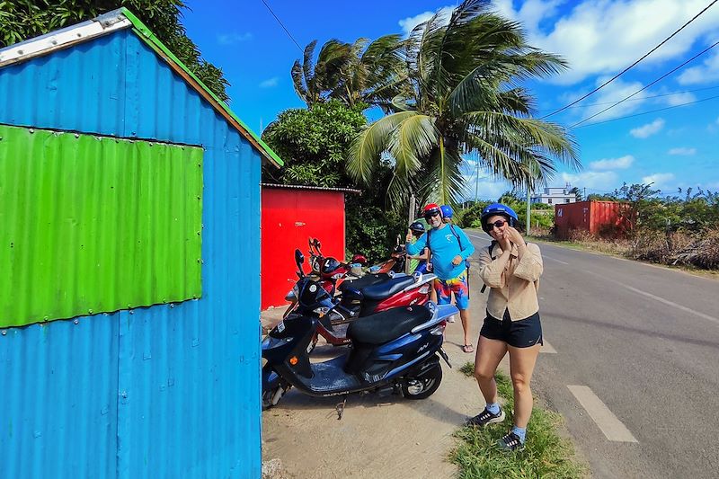 Découverte de l'île de Rodrigues en scooter électrique, avec randonnée à la découverte d'Anse Bouteille et Trou d'Argent