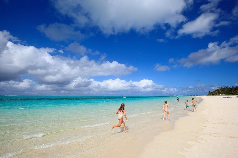 Enfants courant sur une plage - Île Maurice