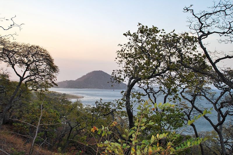 Lac et montagnes du Malawi 