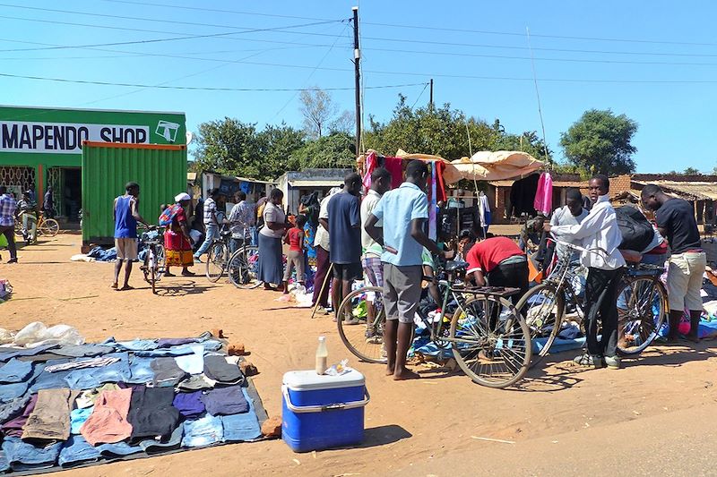 Marché sur la route entre Cape Maclear et Parc National du Liwonde - Malawi