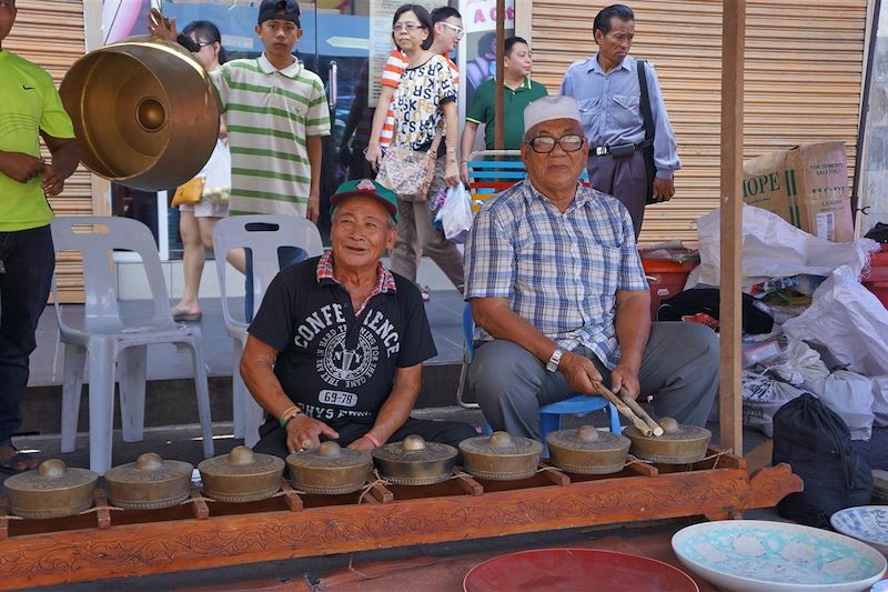 Hommes faisant de la musique dans les rues de Kota Kinabalu - Malaisie