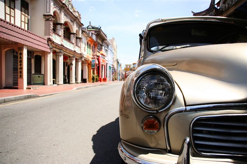 Voiture ancienne dans une rue de Malacca - Malaisie