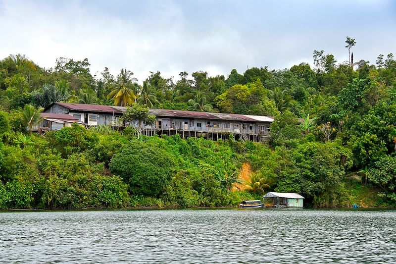 Longhouse Iban au Parc national de Batang Ai - Bornéo - Malaisie