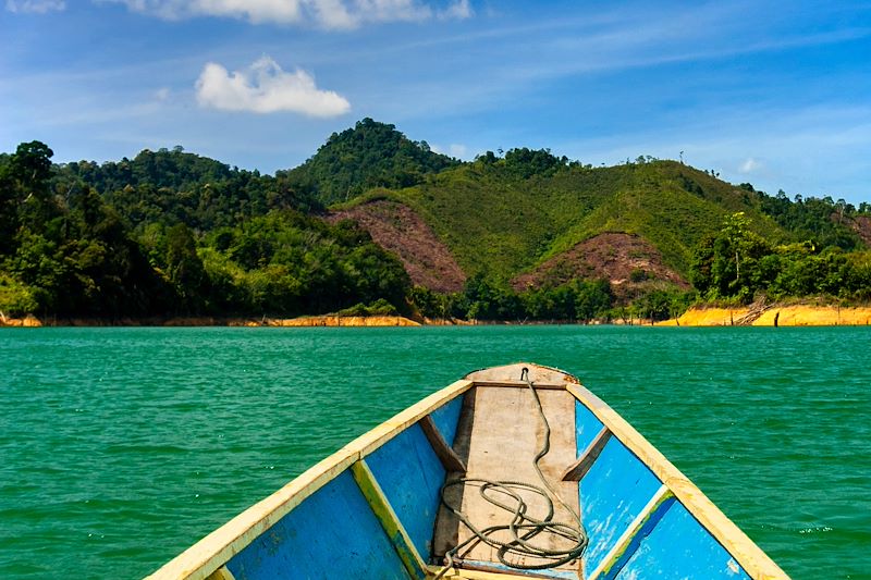 Bateau au lac de Batang Ai - Bornéo - Malaisie