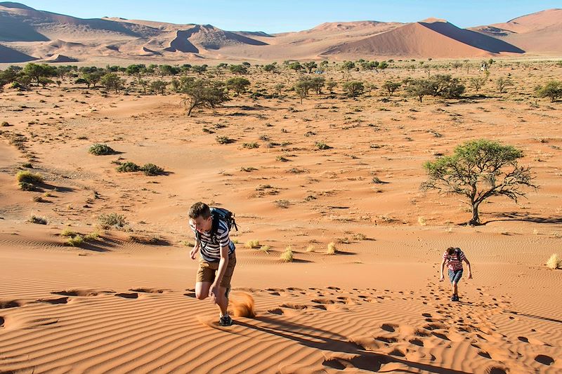 Deux adolescents courant sur une dune - Sossusvlei - Namibie