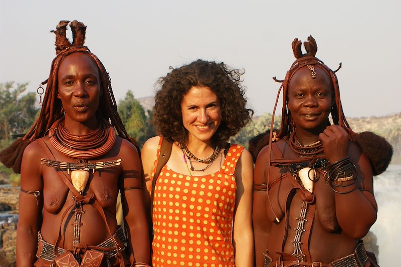 Solenn Bardet et jeunes femmes himbas en Namibie
