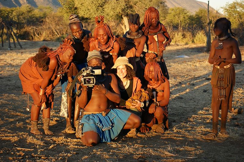 Portrait de Solenn Bardet aux côtés d'Himbas - Namibie