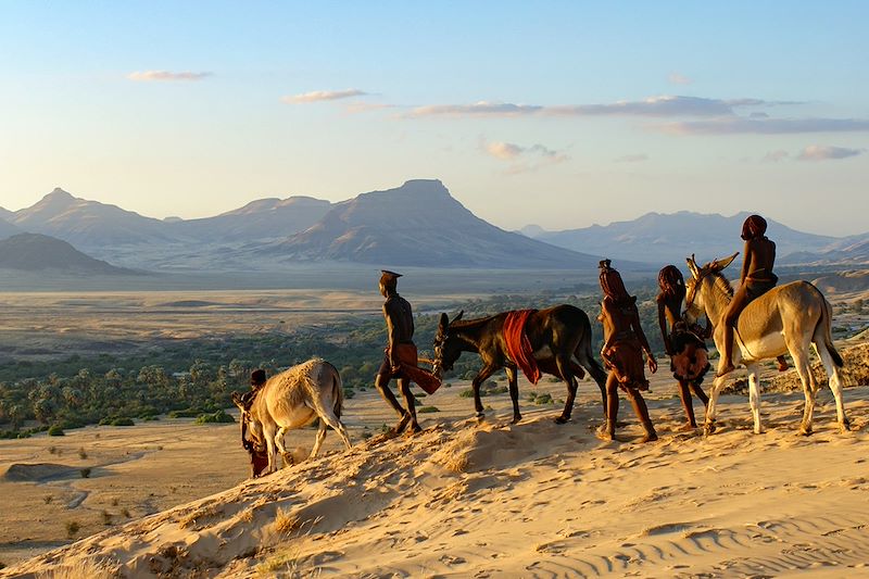 Voyage en immersion dans le Kaokoland et rencontres intimes avec les Himbas aux côtés de Solenn Bardet, leur fille de cœur.