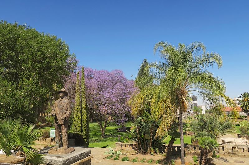 Statue du capitaine Hendrik Witbooi Samuel dans les jardins du parlement de la Namibie - Windhoek - Namibie