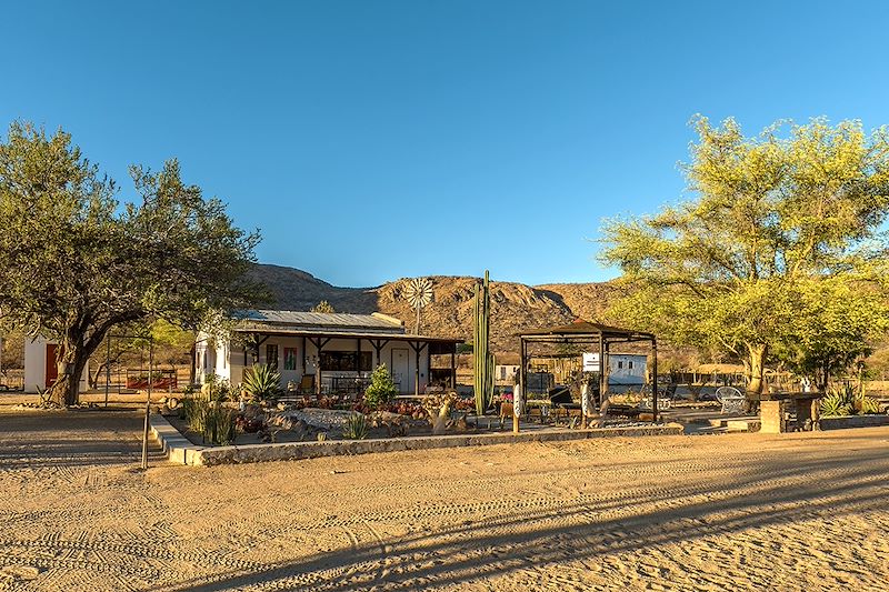 Une aventure à la découverte du monde rural namibien : fermes familiales, conservancies communautaires et nuits sous les étoiles.