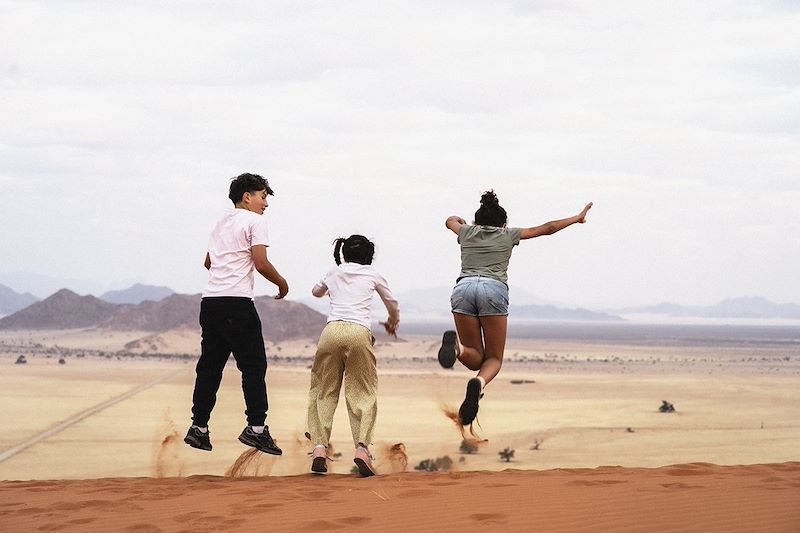 Enfants sautant dans les dunes - Namibie