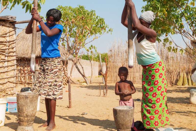 Femmes pilant le grain - Bande de Caprivi - Namibie