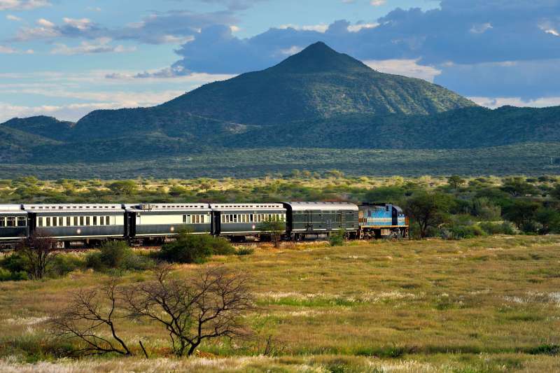 Le train Shongololo express traversant le bush - Namibie