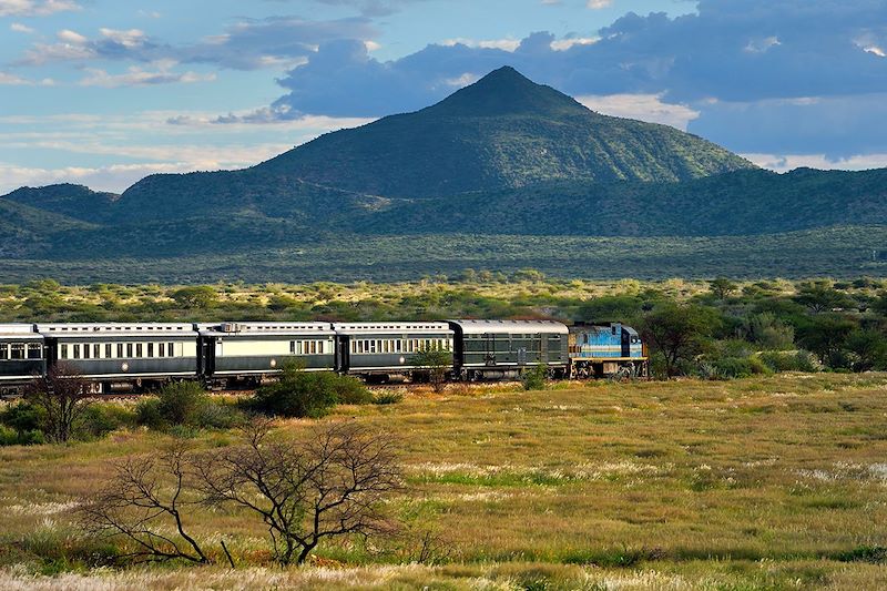 Le train Shongololo express traversant le bush - Namibie