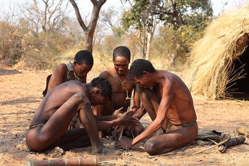 Bochimans faisant du feu - Désert du Kalahari - Namibie