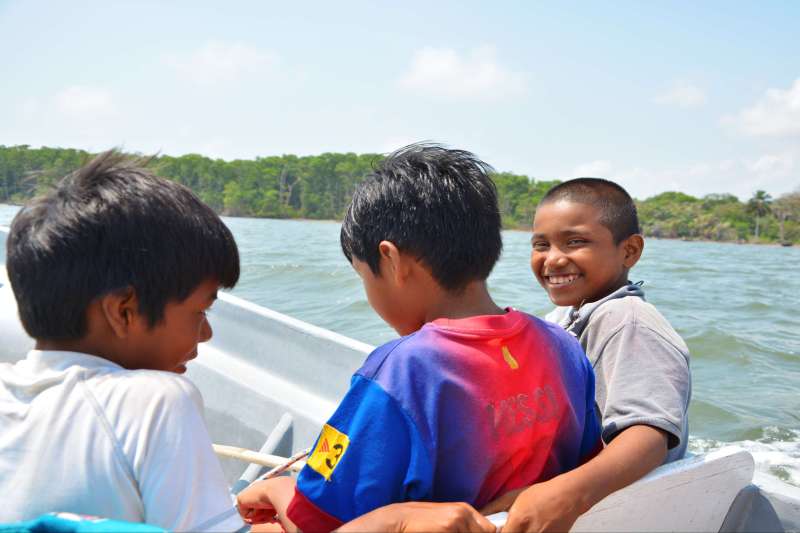 Garçons sur un bateau autour de l'île de Rama Cay -  Nicaragua