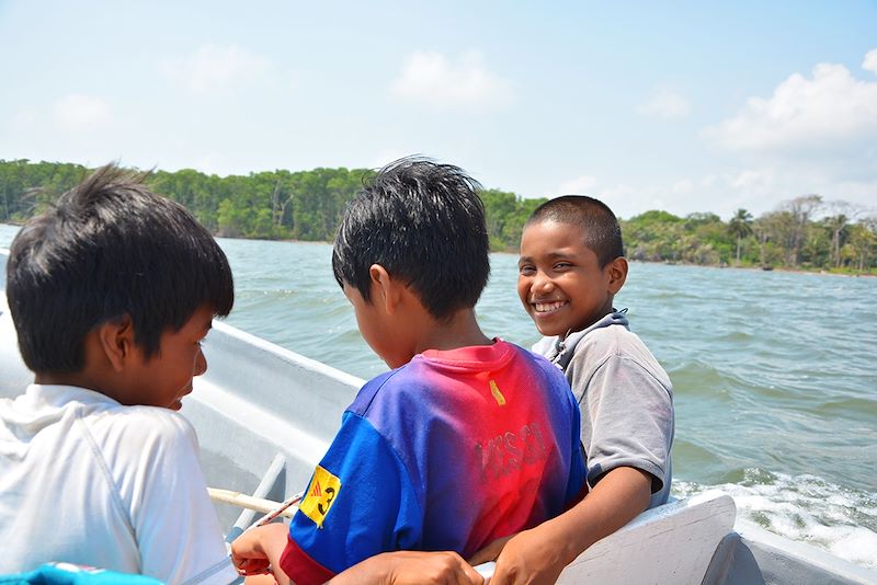 Garçons sur un bateau autour de l'île de Rama Cay -  Nicaragua