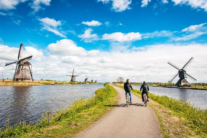 Cyclistes à Kinderdijk - Hollande-Méridionale - Pays-Bas