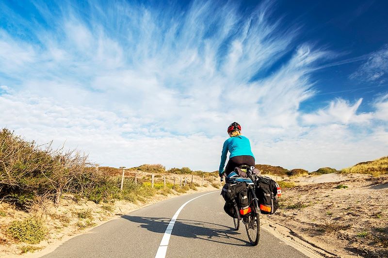 Cycliste au sud de Zandvoort - Hollande-Septentrionale - Pays-Bas