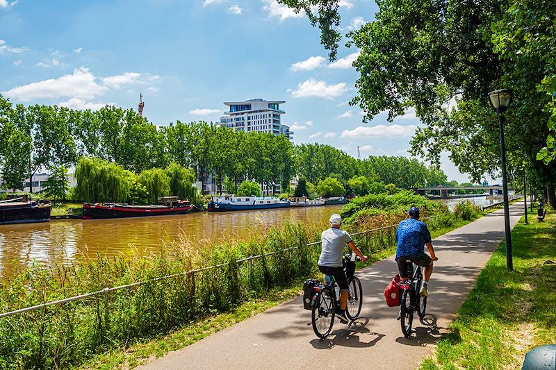 Cyclistes sur le quai de Biestebroeck - Anderlecht - Belgique