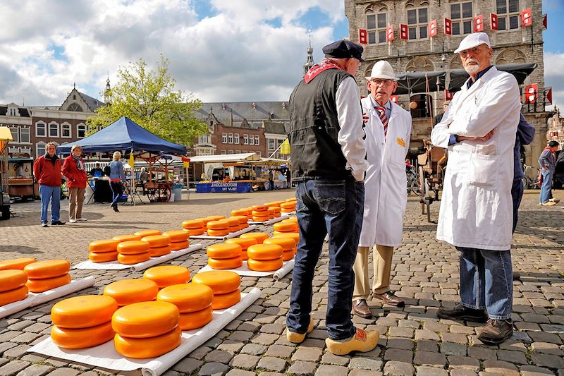 Marché aux fromages de Gouda devant l'hôtel de ville de Gouda - Pays-Bas