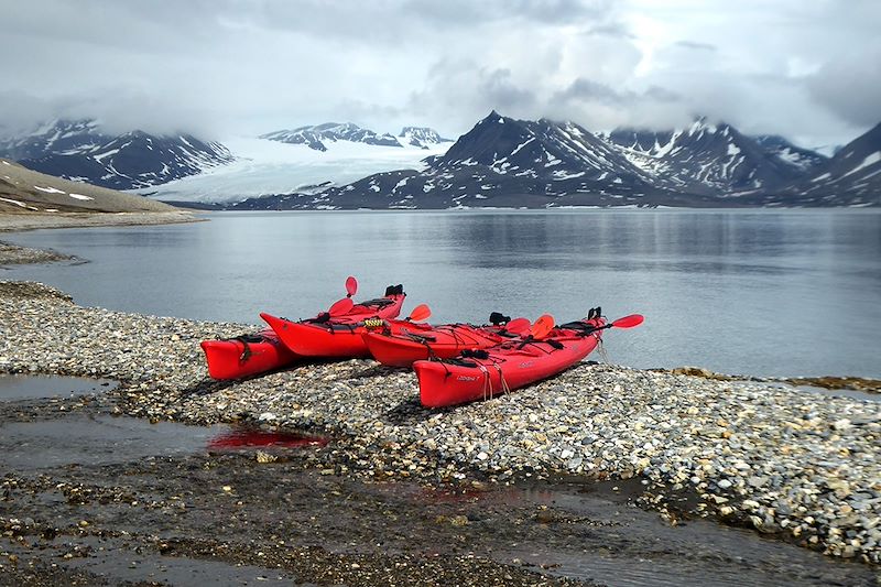 Kayak devant le Fjord Trygghamna - Svalbard - Norvège