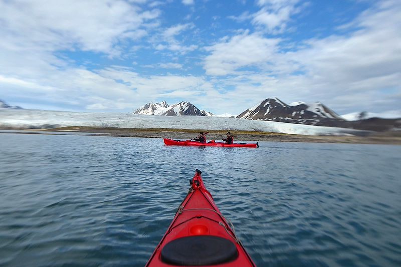 Kayakistes au Fjord Ymerbukta - Svalbard - Norvège