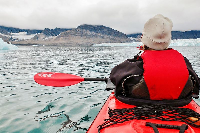 Itinérance à pied et en kayak à la découverte des glaciers du Spitzberg sous le soleil de l'été arctique