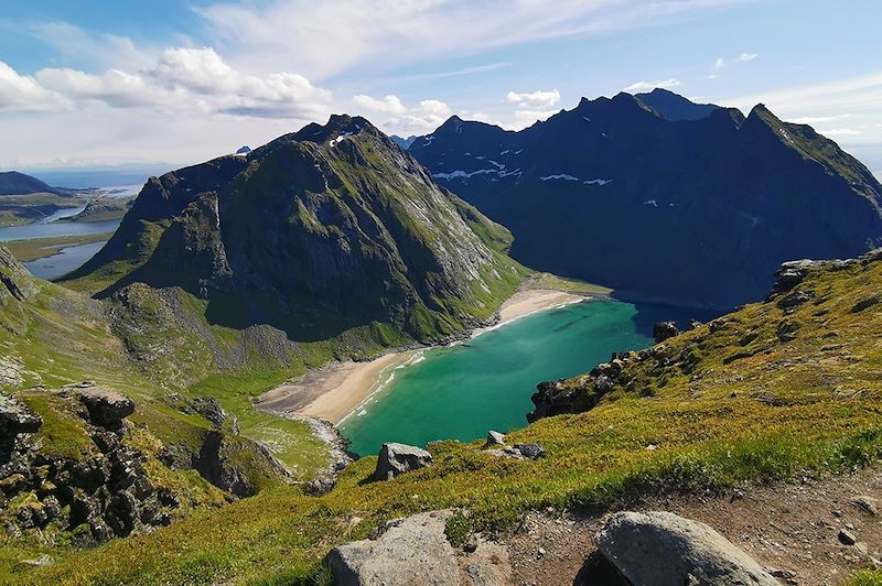 La plage de Kvalvika depuis le sommet de Ryten - Lofoten - Norvège