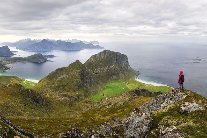 Panorama des plages de Haukland, Vik et Utakleiv depuis le sommet du Himmeltinden - Vestvågøy - îles Lofoten