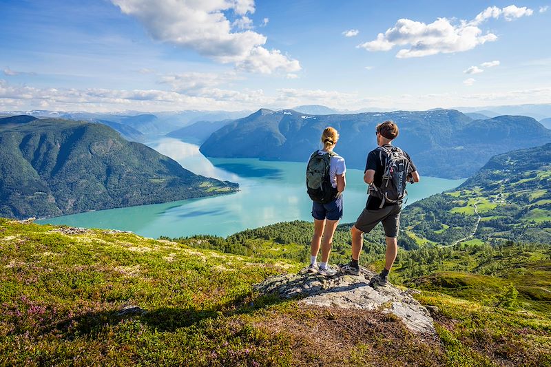 Voyage dans les fjords de Norvège de Bergen à Oslo, à pied, en ferry, et en train. Les plus beaux paysages du sud du pays.