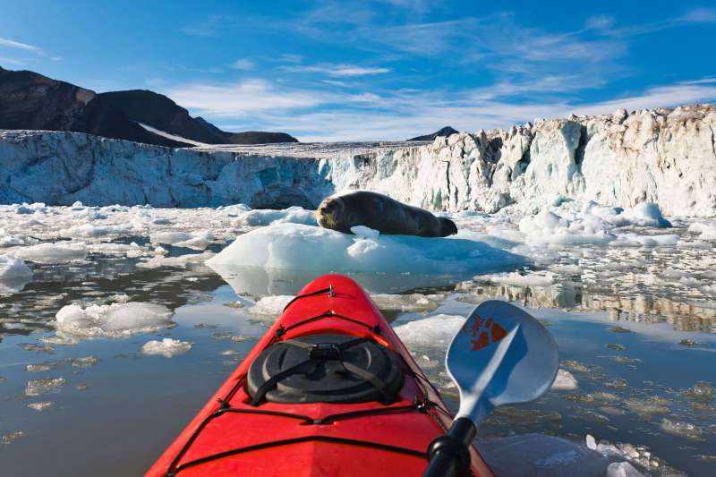 Raid en kayak semi-itinérant parmi les plus beaux fjords de l'île Spitzberg et deux nuits en guesthouse à Longyearbyen