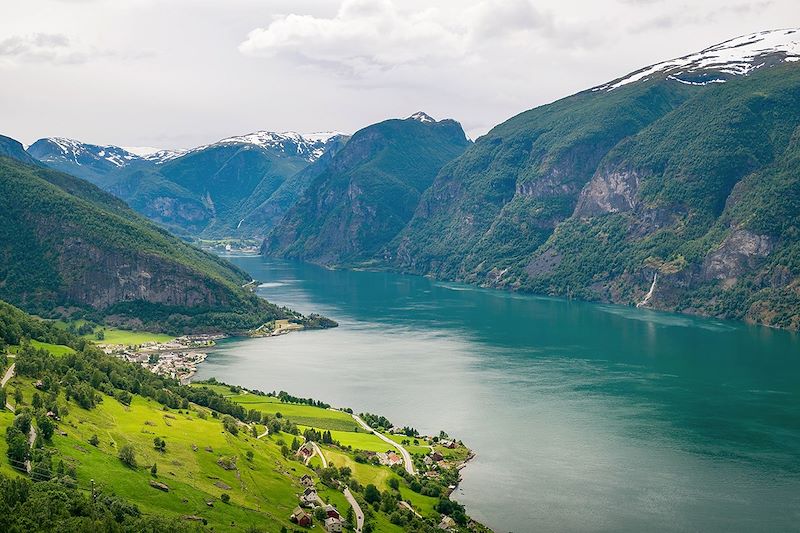 Au départ de Bergen, exploration en ferry, à pied et en train du plus long fjord d'Europe. La Norvège grandeur nature.