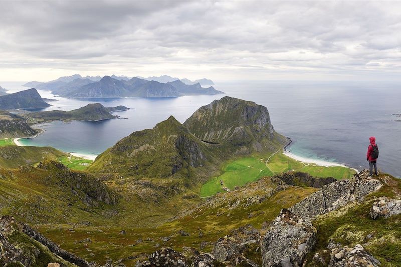 Découverte du sud de l'archipel à partir d'un rorbu idéalement situé. Ambiances mer et montagne pour ce trek dans les Lofoten.
