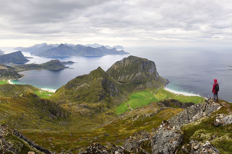 Panorama des plages de Haukland, Vik et Utakleiv depuis le sommet du Himmeltinden - Vestvågøy - îles Lofoten