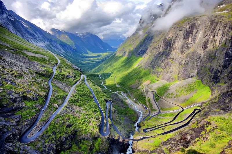 Vue de la Trollstigen et de la chute d'eau Stigfossen - Norvège