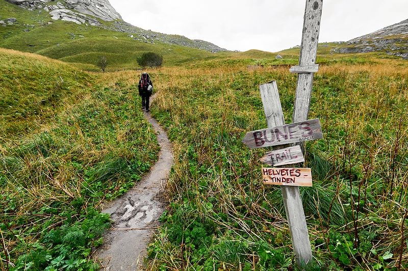 Randonneur vers la plage de Bunes - Îles Lofoten - Norvège