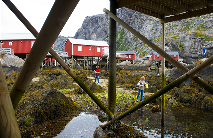 Enfants à Nusfjord - Îles Lofoten - Norvège