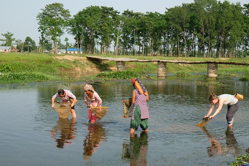 Pêche dans un village Tharu - Parc national de Chitawan - Népal
