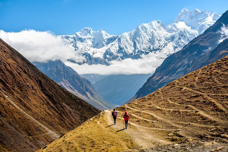 Tour du Manaslu : itinérance sauvage à travers alpages, col d’altitude, glacier et sommets de l’Himalaya
