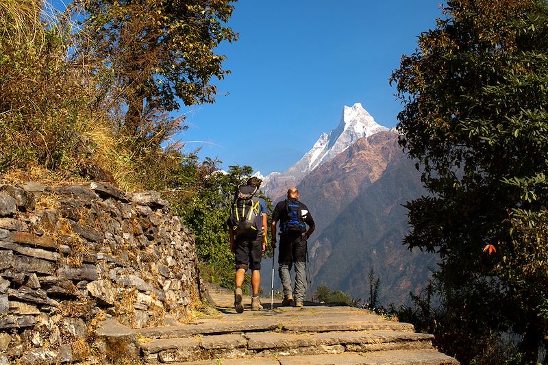 Randonneurs avec le Machhapuchhare en arrière-plan - Népal