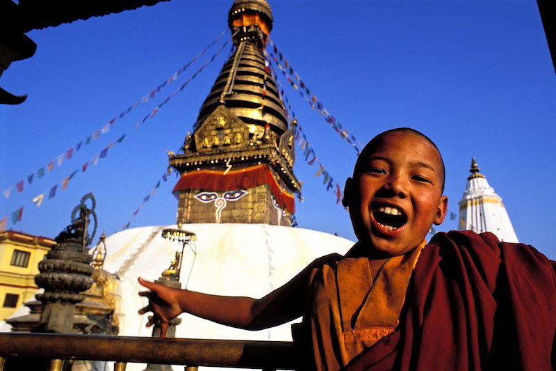 Jeune moine bouddhiste devant le stupa de Bodnath - Swayambunath - Népal