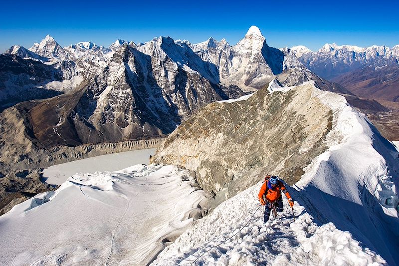 Ascension de l'Island Peak : du cœur battant de Katmandou aux glaciers de 6 000 mètres, une odyssée népalaise authentique