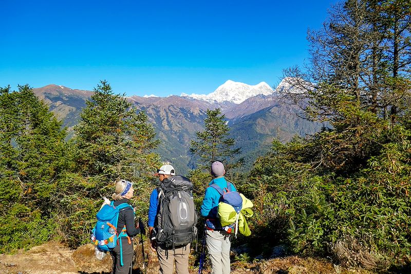 Randonneurs et guide sur le chemin de Taksindu à Phaplu - Région du Solukhumbu - Népal