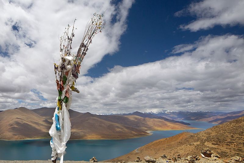 Vue sur le Lac Yamdrok sur la route reliant Gyanse à Lhasa - Tibet